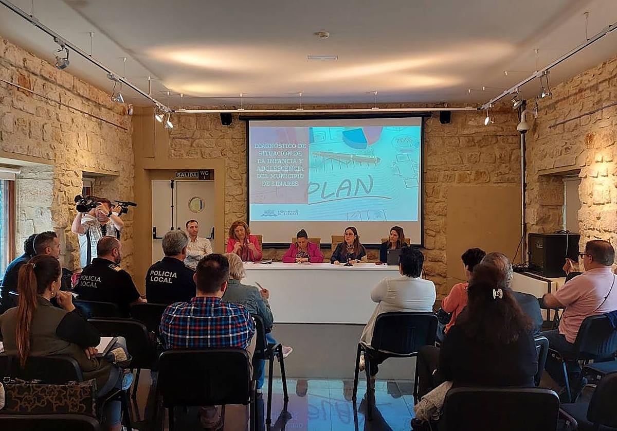 Celebración de la mesa de trabajo en la que se presentó el informe de diagnóstico del futuro Plan de Infancia.