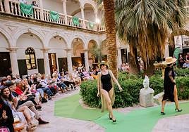 Desfile de la AECC organizado en la Escuela de Artes Carlos Pérez Siquier de Almería.