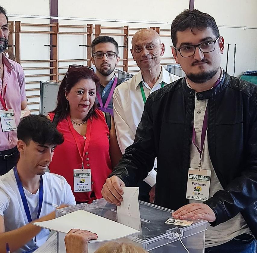 Alejandro Lorenzo, de Con Andalucía, ejerciendo su derecho al voto.