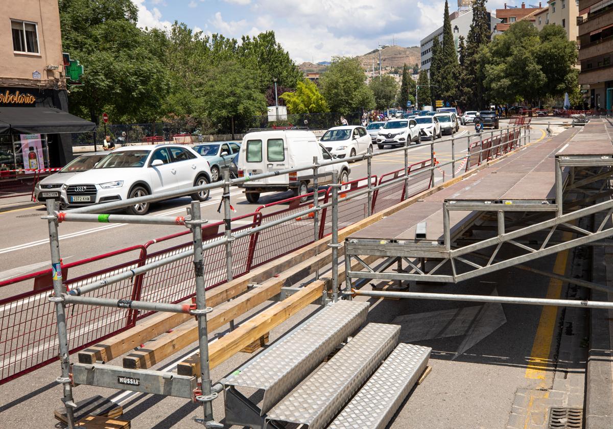 Montaje de las gradas para el desfile de las Fuerzas Armadas.