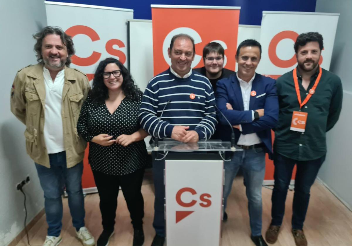 Gabriel Soria con su equipo, en la sede de Cs.