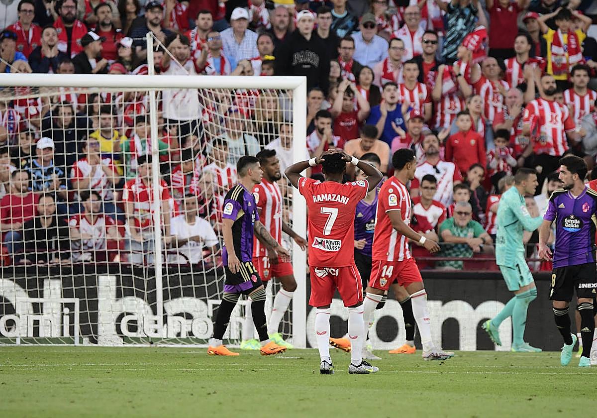 Ramazani lamenta una ocasión errada, con Masip al fondo.