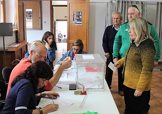 Un grupo de vecinos ejercen su derecho al voto.