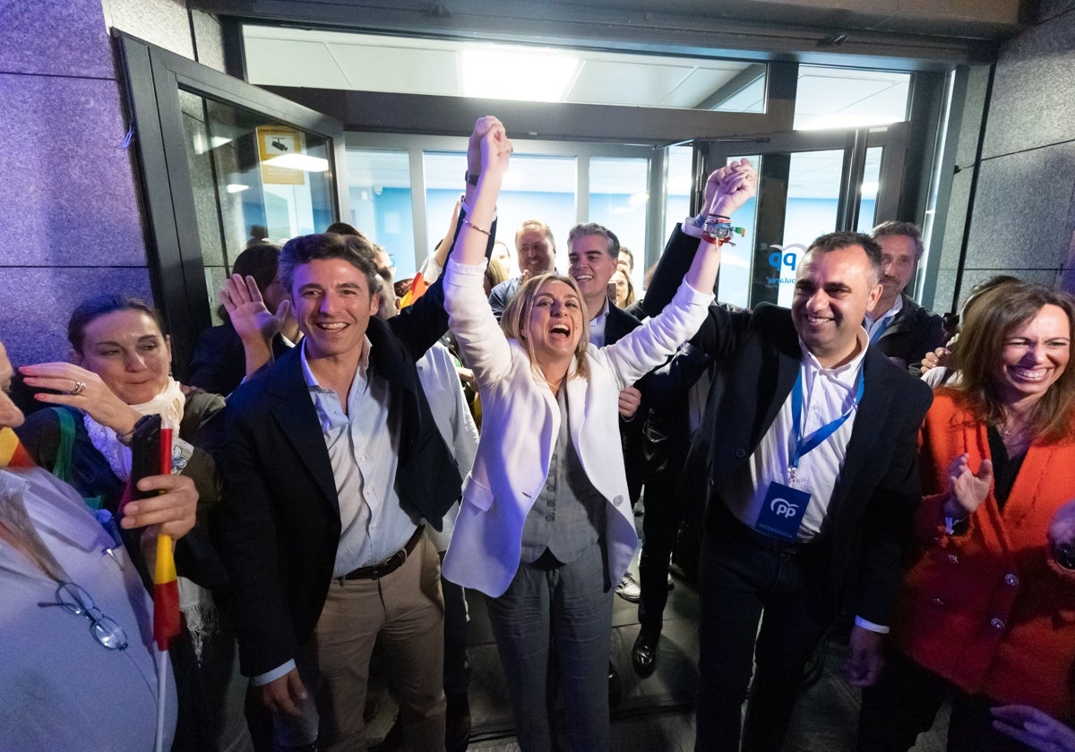 Saavedra, Carazo y Rodríguez celebran la victoria del PP en su sede.