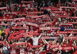 Aficionados del Granada cantan el himno del club contra el Leganés el pasado sábado.