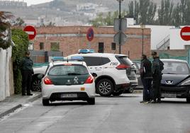 Agentes de la Guardia Civile en la vivienda de Las Gabias donde se produjo el crimen