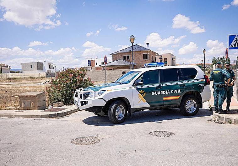 Guardia Civil, ayer en el entorno de la vivienda de Las Gabias donde sucedieron los hechos.
