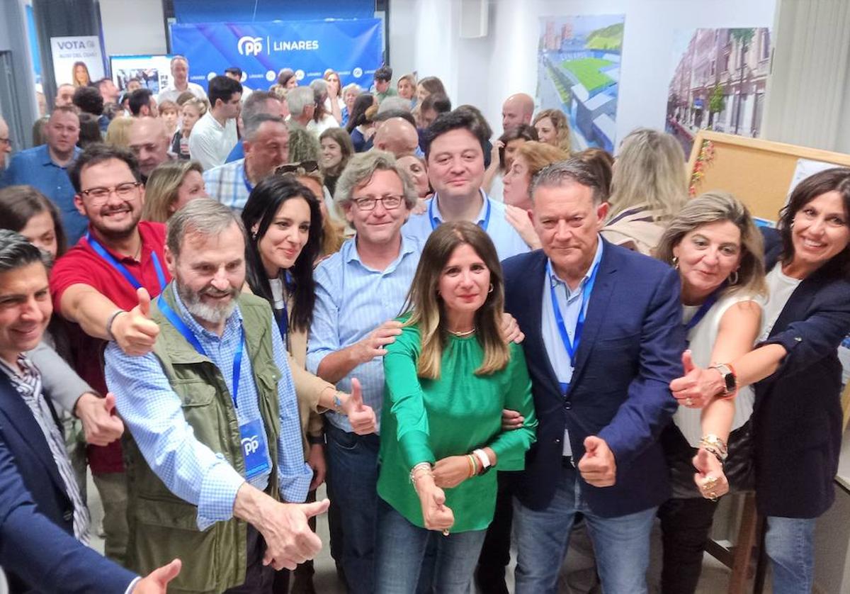 Auxi del Olmo junto a compañeros de su candidatura y del Partido Popular, en la noche electoral.