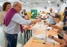 El alcalde de Vícar, Antonio Bonilla, ejerciendo su derecho al voto el domingo en un colegio electoral.