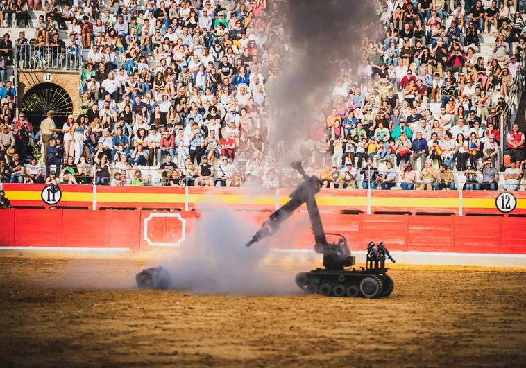 Un robot desactiva un explosivo en la Plaza de Toros de Granada.