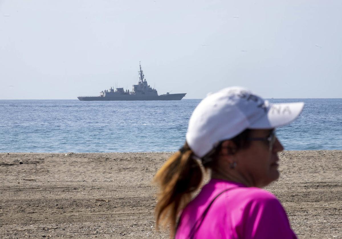 Un buque de la Armada en aguas de Motril.