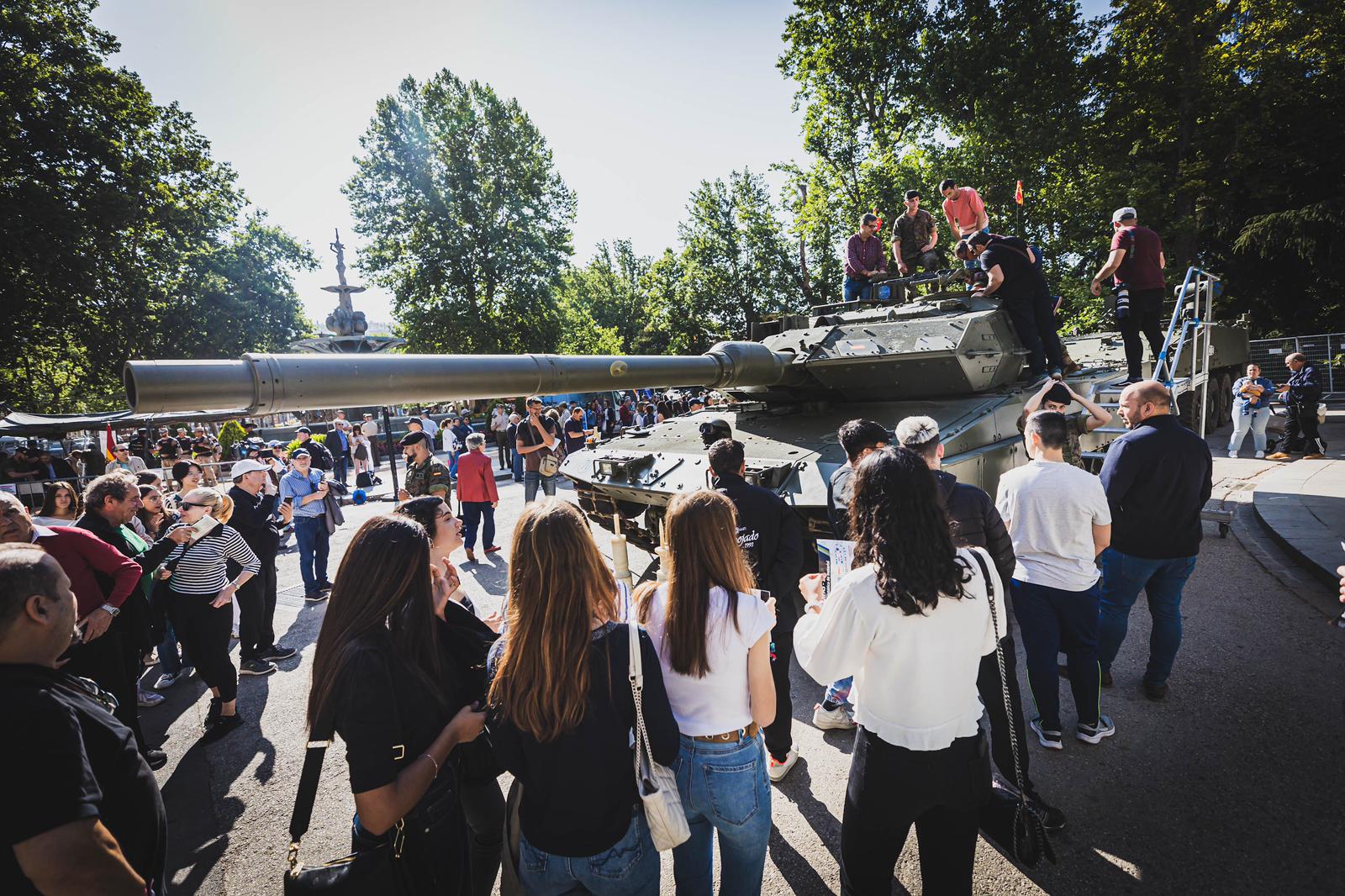 Las imágenes del Paseo del Salón a rebosar por la exhibición del Ejército