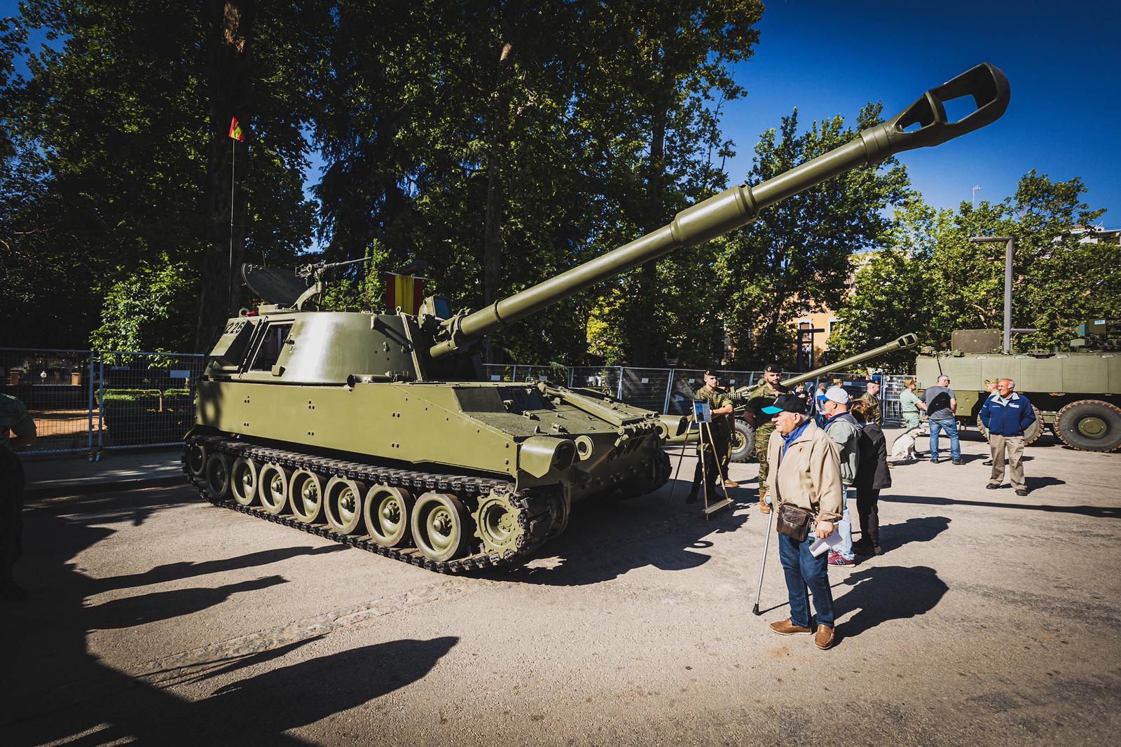 Las imágenes del Paseo del Salón a rebosar por la exhibición del Ejército