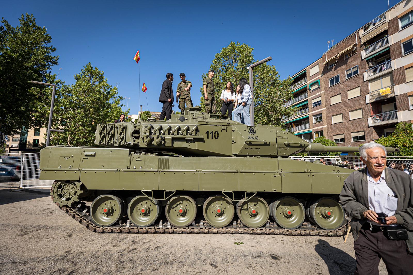 Las imágenes del Paseo del Salón a rebosar por la exhibición del Ejército