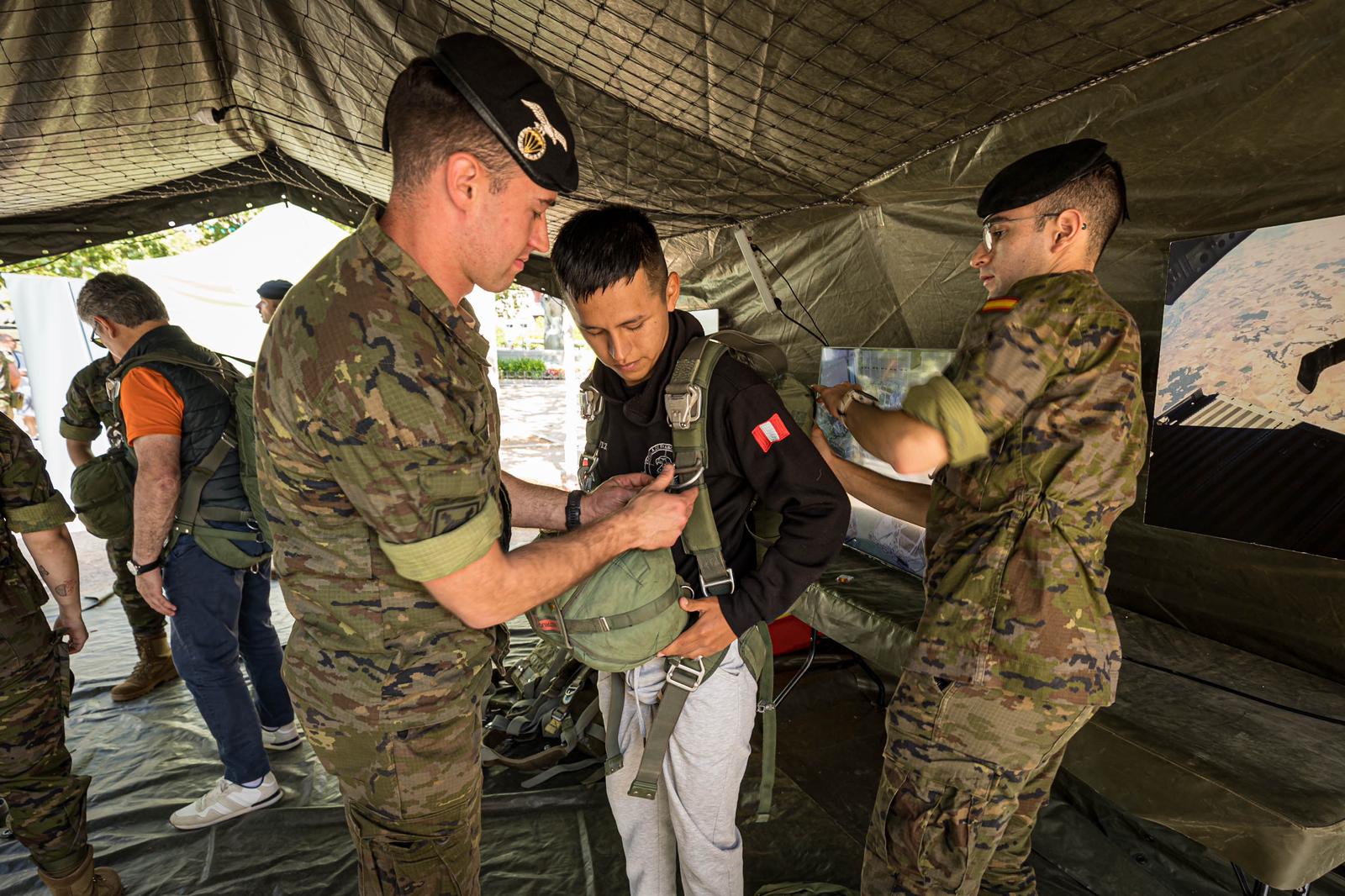 Las imágenes del Paseo del Salón a rebosar por la exhibición del Ejército