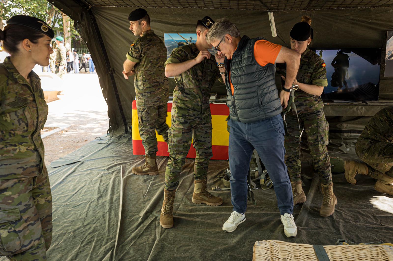 Las imágenes del Paseo del Salón a rebosar por la exhibición del Ejército