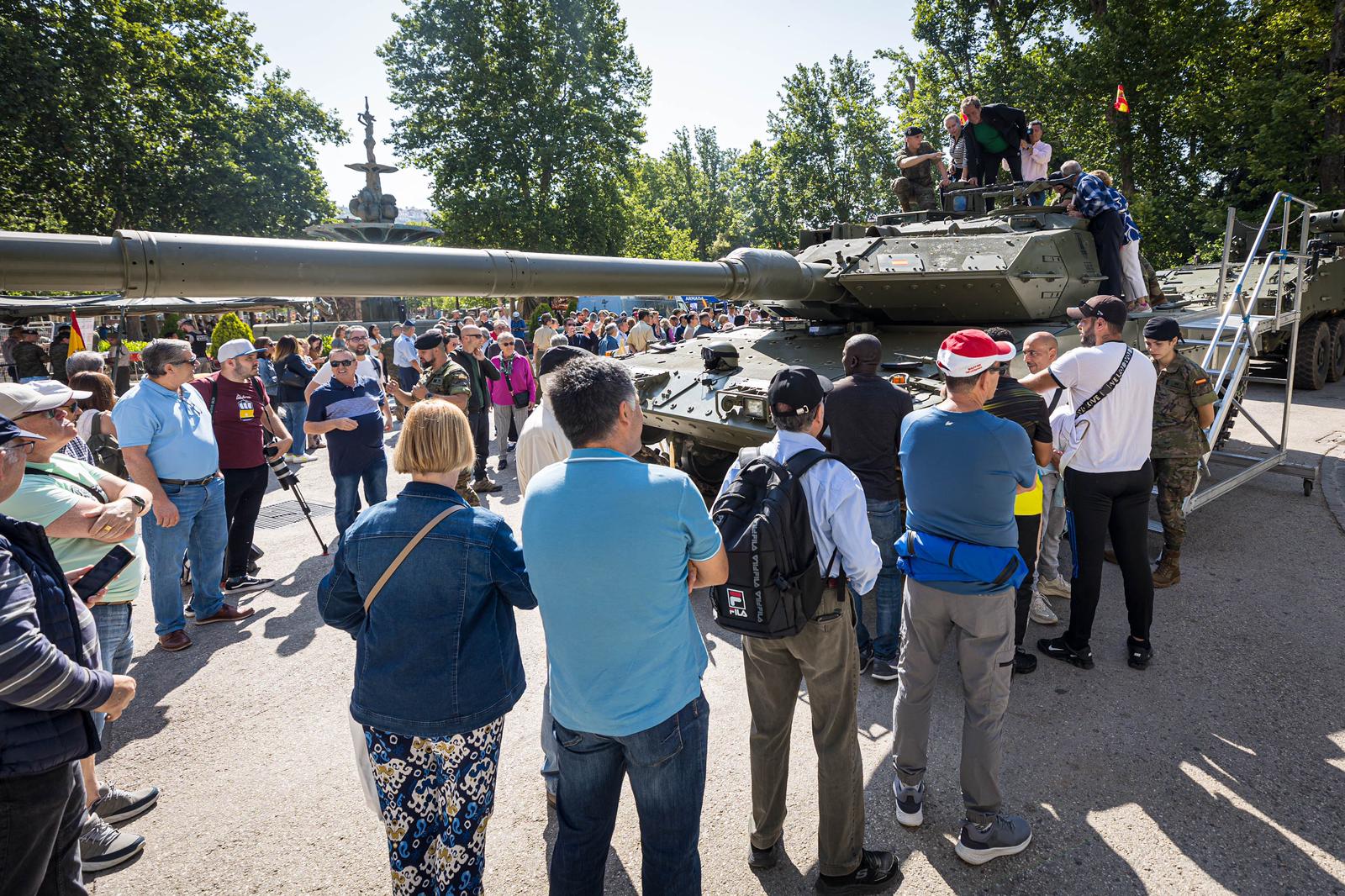 Las imágenes del Paseo del Salón a rebosar por la exhibición del Ejército