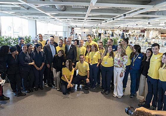 El alcalde de Málaga acompaña al personal de IKEA, en el quince aniversario de la tienda.