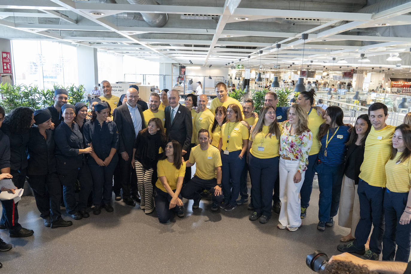 El alcalde de Málaga acompaña al personal de IKEA, en el quince aniversario de la tienda.