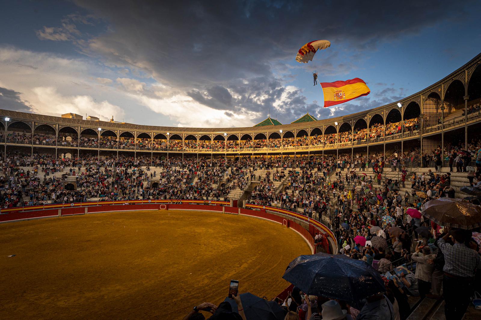 La exhibición militar en la plaza de toros, en imágenes