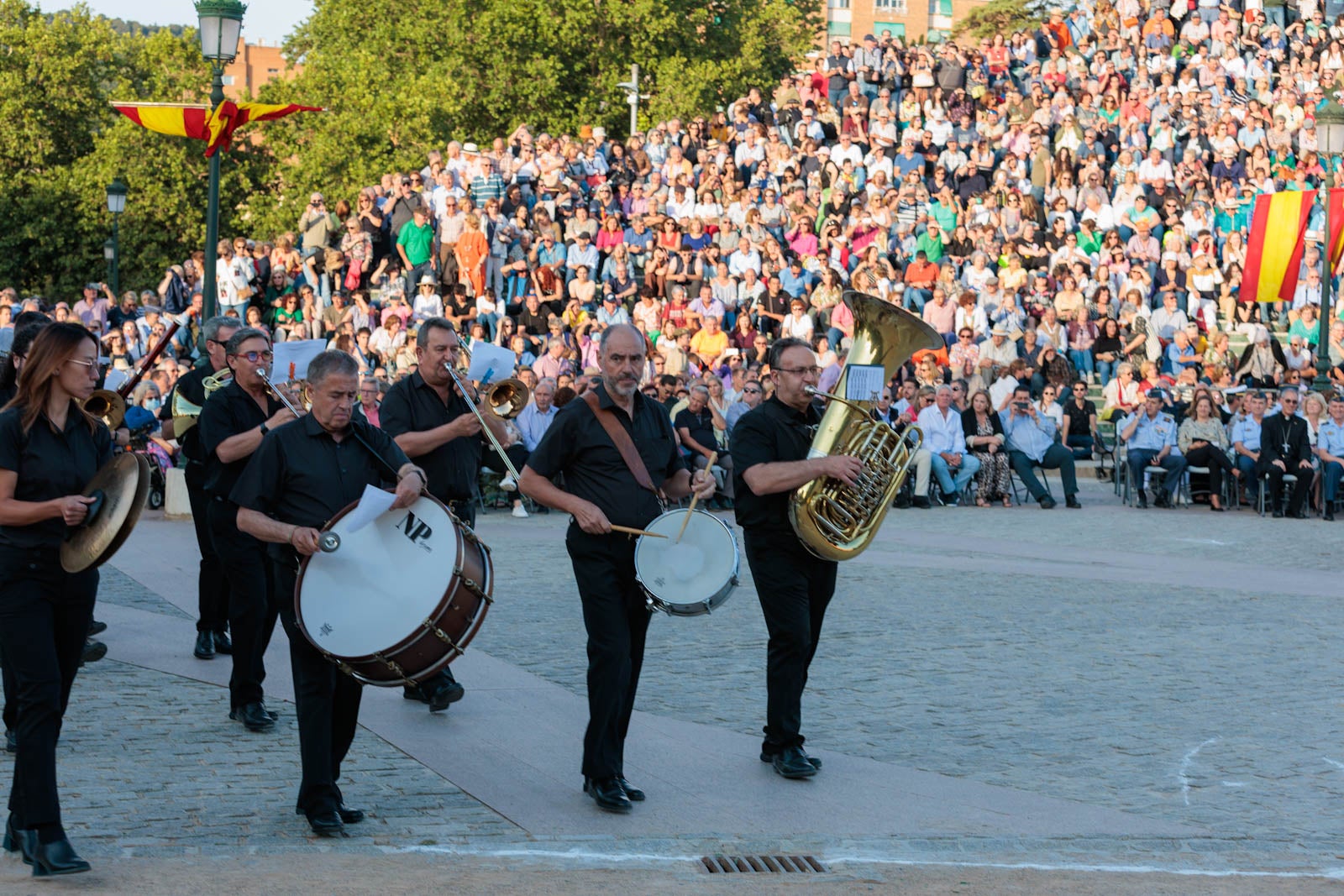 Las bandas de música marcan el paso del Día de las Fuerzas Armadas en Granada