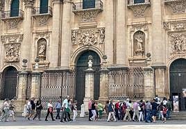 Turistas en la Plaza de Santa María de la capital.