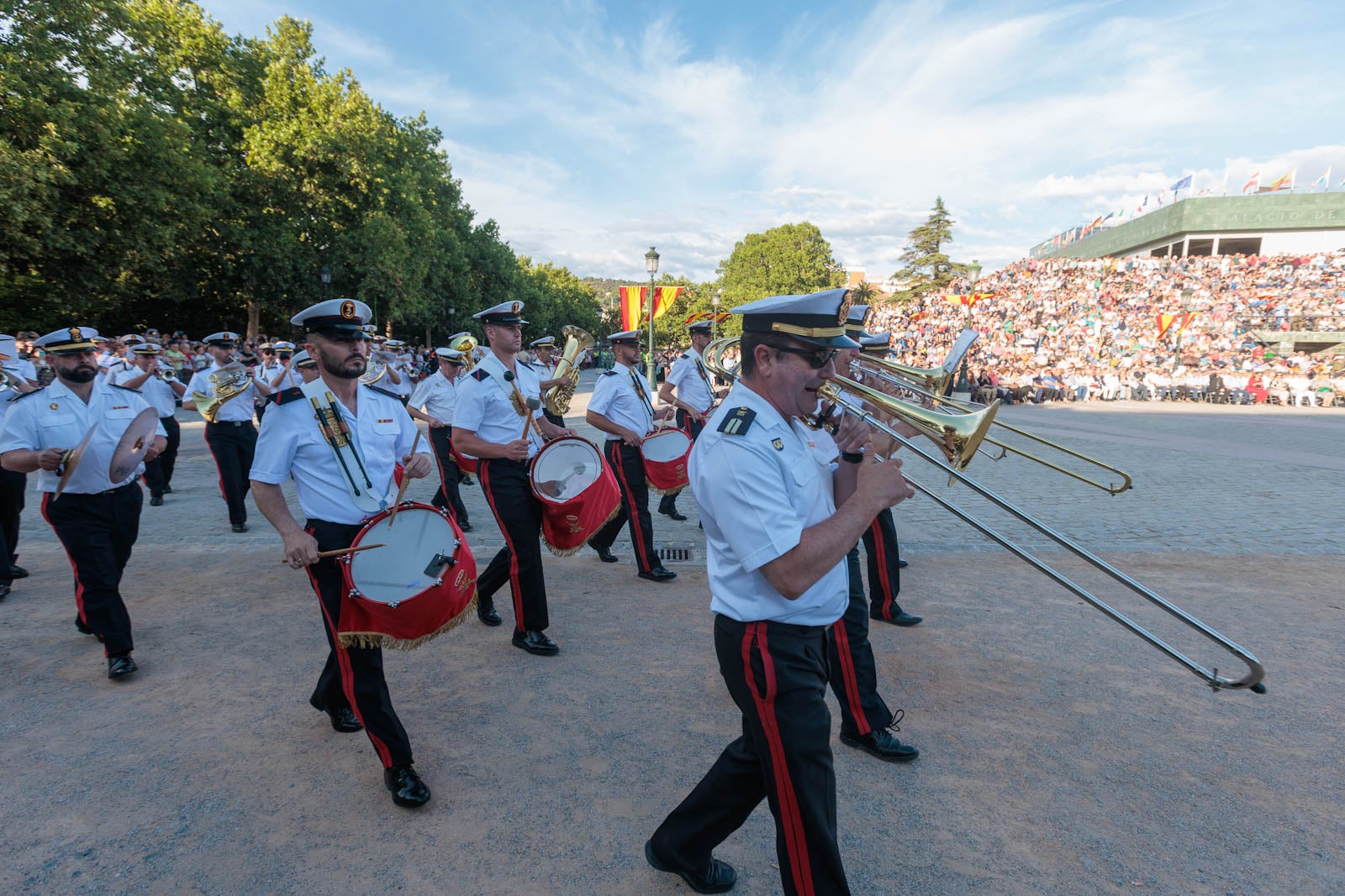 Las bandas de música marcan el paso del Día de las Fuerzas Armadas en Granada