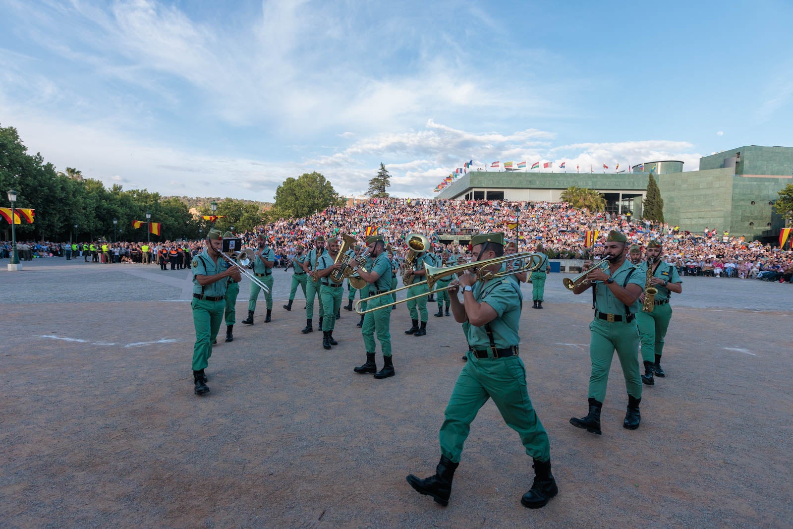 Las bandas de música marcan el paso del Día de las Fuerzas Armadas en Granada