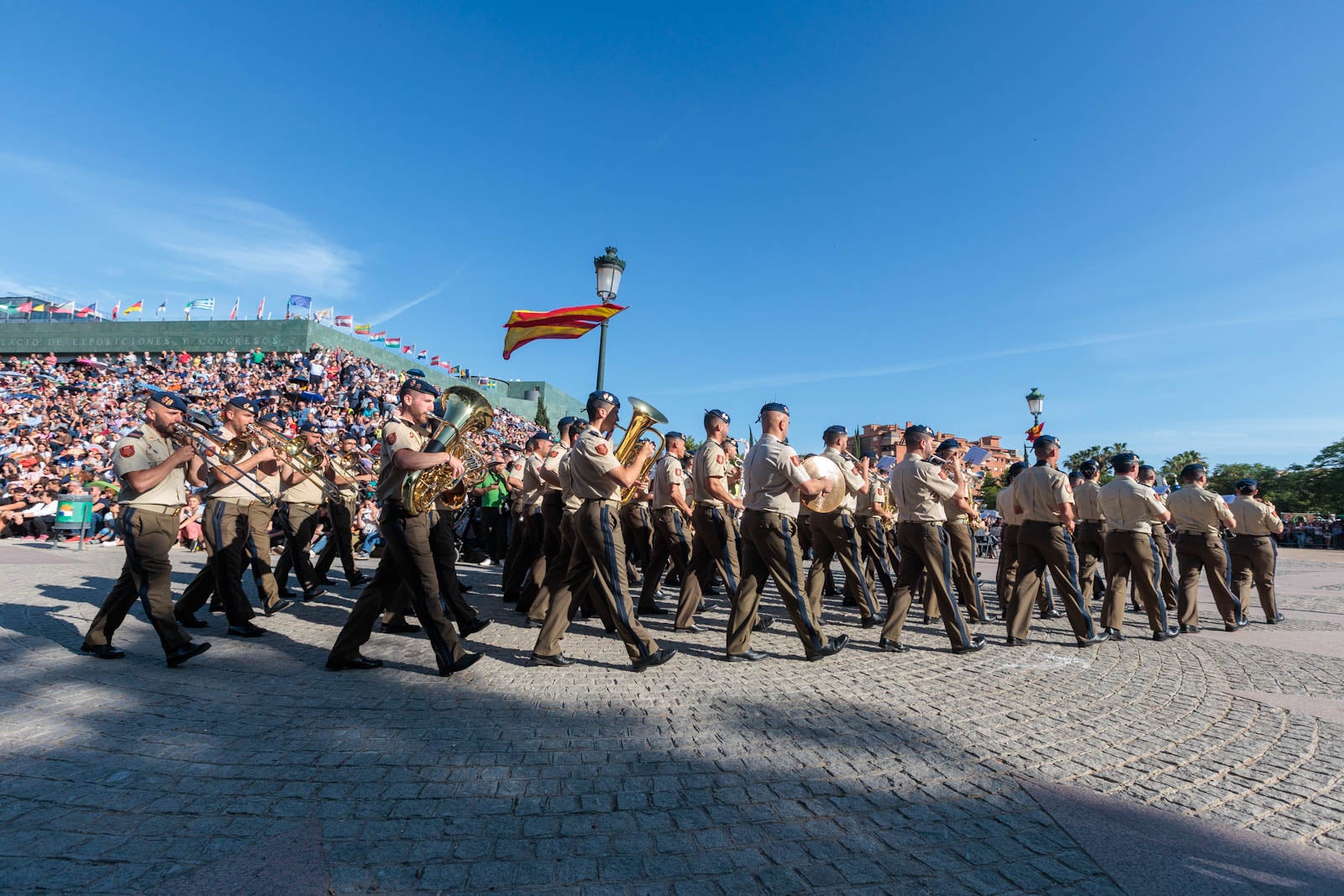 Las bandas de música marcan el paso del Día de las Fuerzas Armadas en Granada