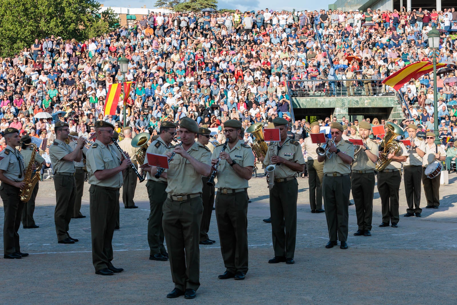 Las bandas de música marcan el paso del Día de las Fuerzas Armadas en Granada