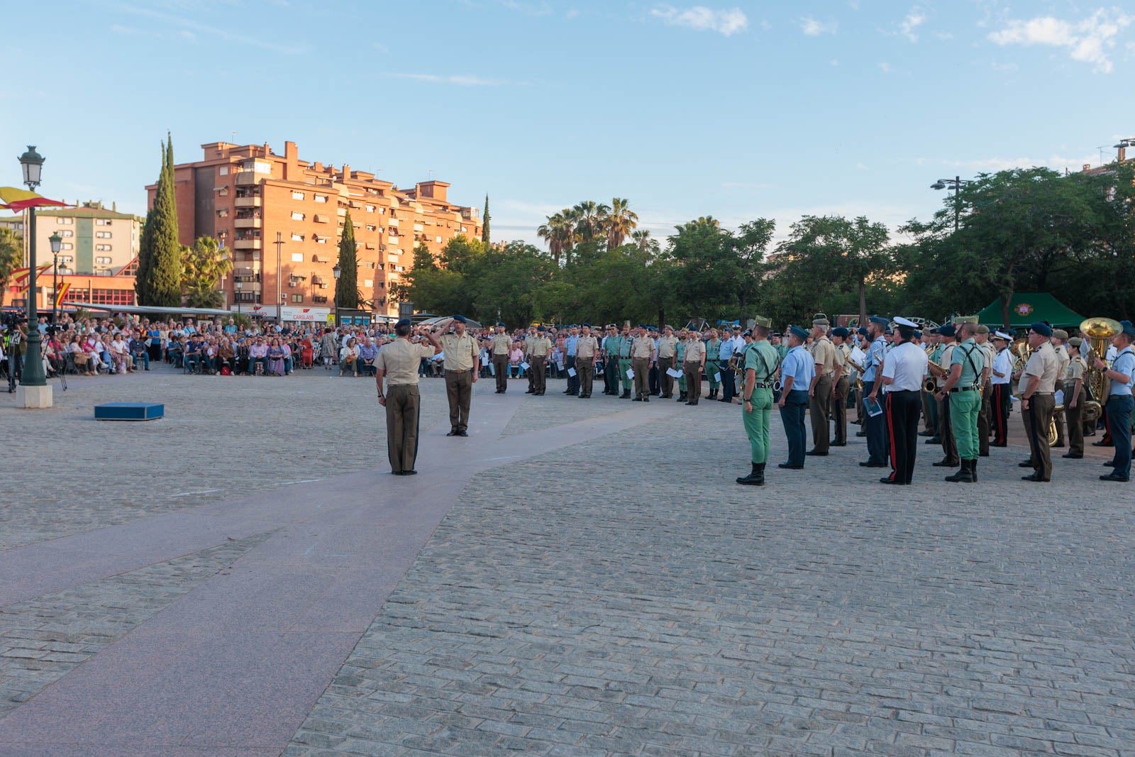 Las bandas de música marcan el paso del Día de las Fuerzas Armadas en Granada