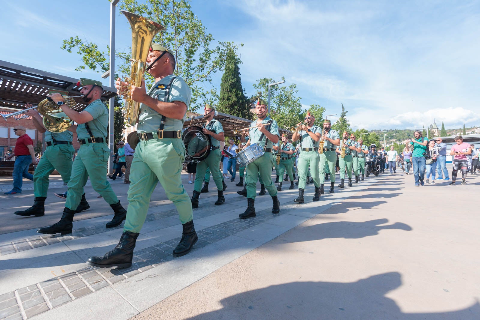 Las bandas de música marcan el paso del Día de las Fuerzas Armadas en Granada