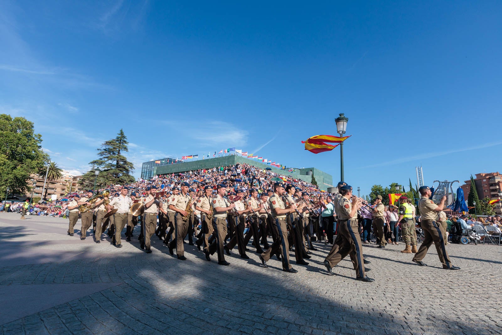 Las bandas de música marcan el paso del Día de las Fuerzas Armadas en Granada