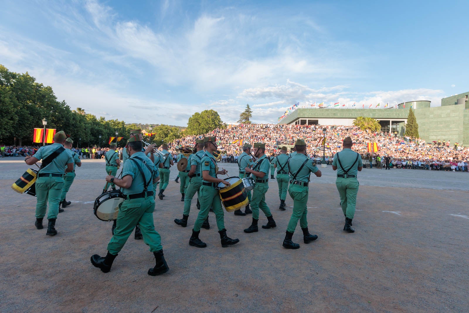 Las bandas de música marcan el paso del Día de las Fuerzas Armadas en Granada