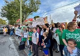 Concentración contra la supresión de una línea de Infantil en el CEIP Alfredo Cazabán.