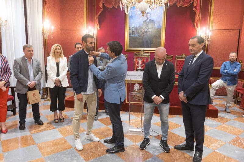 El alcalde en funciones, Paco Cuenca, coloca la insignia de la ciudad al capitán Víctor Díaz.