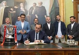 Alfredo García Amado, director general del Granada CF, firma el libro de la ciudad.