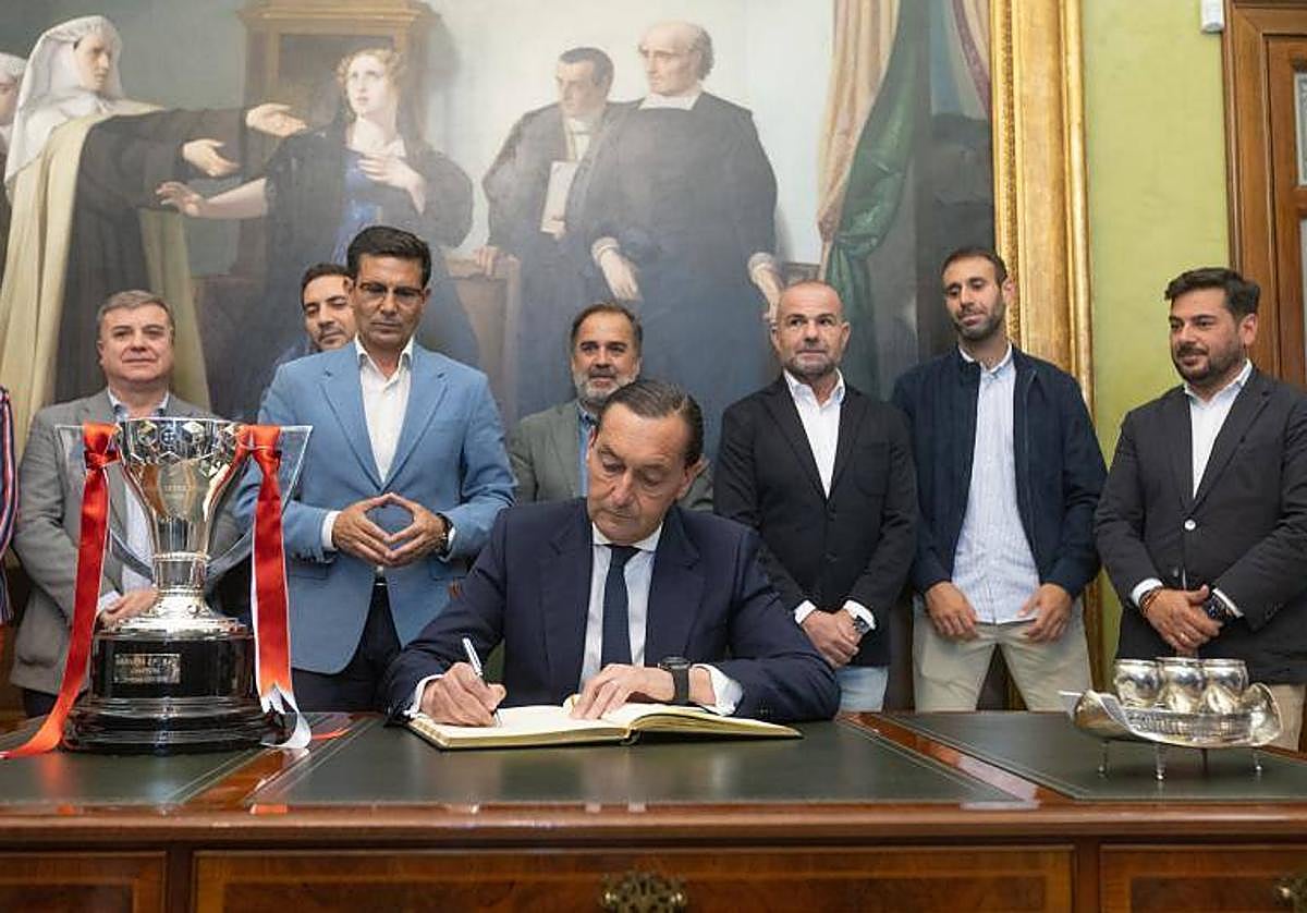 Alfredo García Amado, director general del Granada CF, firma el libro de la ciudad.
