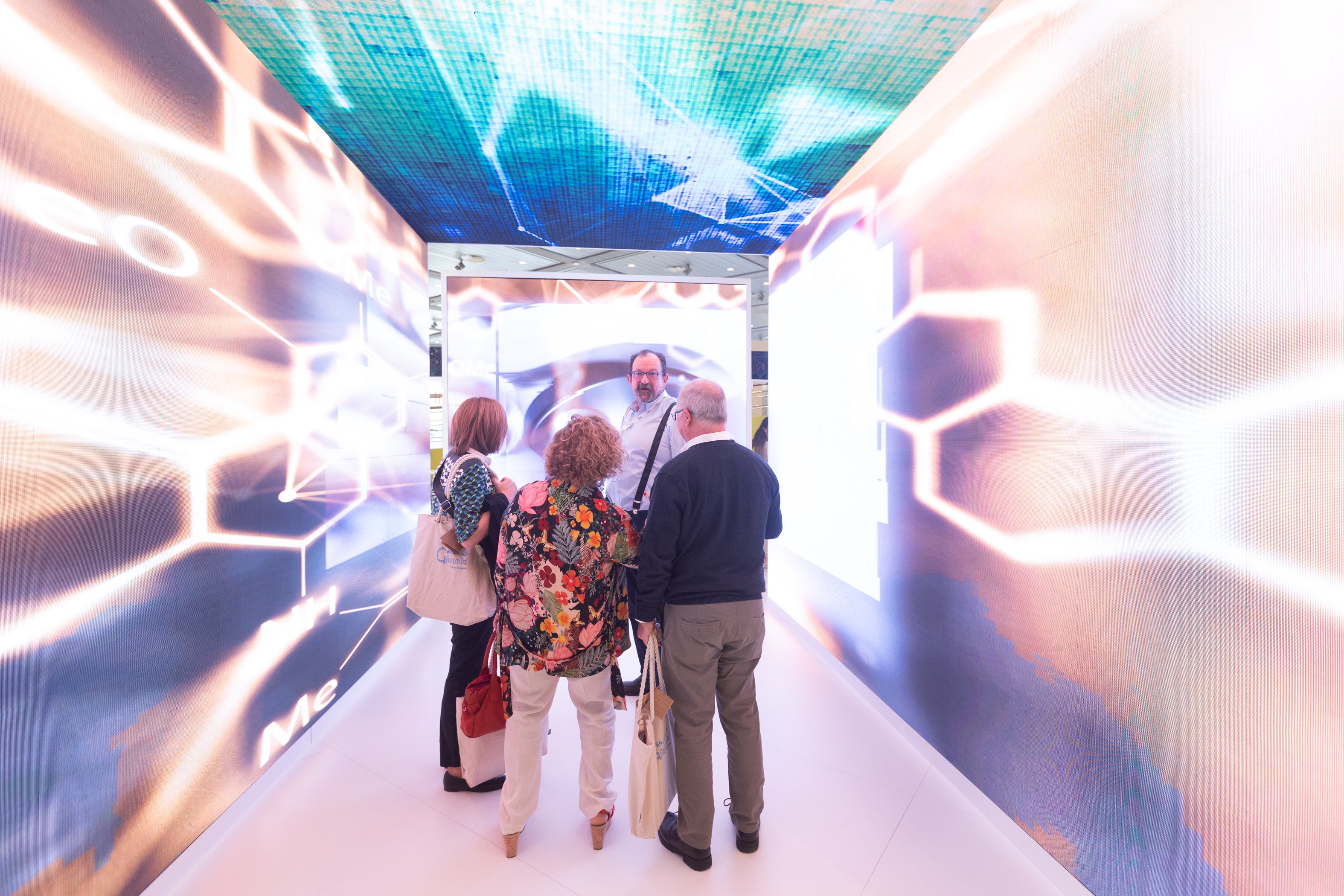 A la izquierda, túnel de luces led del stand de la compañía GSK.