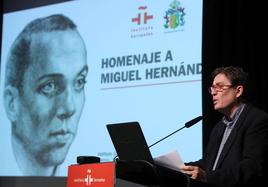 Imagen de Miguel Hernández en un acto del Instituto Cervantes.