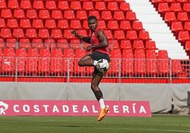 Sergio Akieme controla de manera acrobática en la sesión de este jueves.