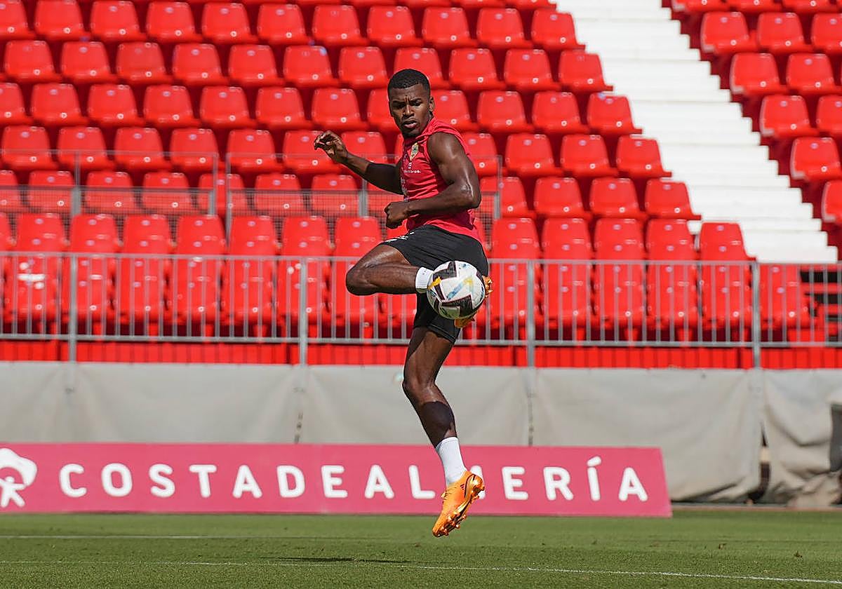 Sergio Akieme controla de manera acrobática en la sesión de este jueves.