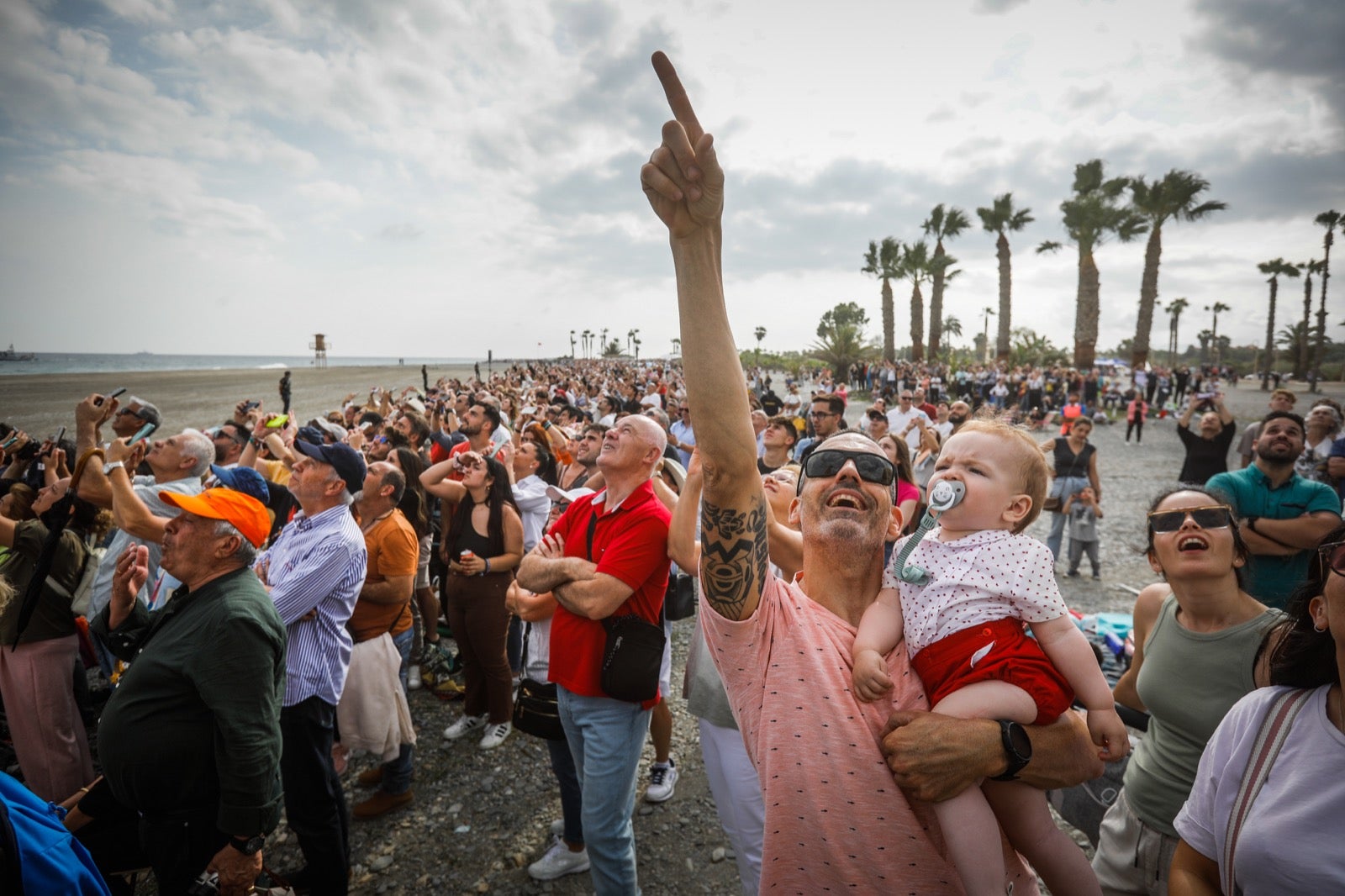 Las imágenes de la expectación en Motril por la exhibición de la Armada