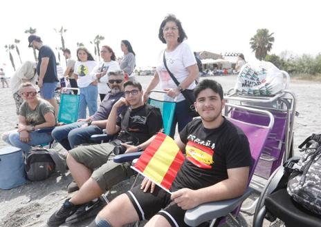 Imagen secundaria 1 - Rosi, y su familia Edu con la suya, y Juan Pedro, que han disfrutado con el defile áereo y naval de las Fuerzas Armadas.