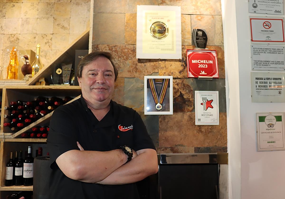 José Hernández posa junto a las condecoraciones que ha recibido el restaurante Salmantice.