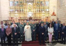 Foto de familia de autoridades y representantes de instituciones, en el altar de Santa María.