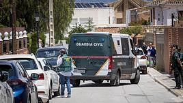 El furgón que trasladó al presunto asesino hasta el lugar de los hechos.