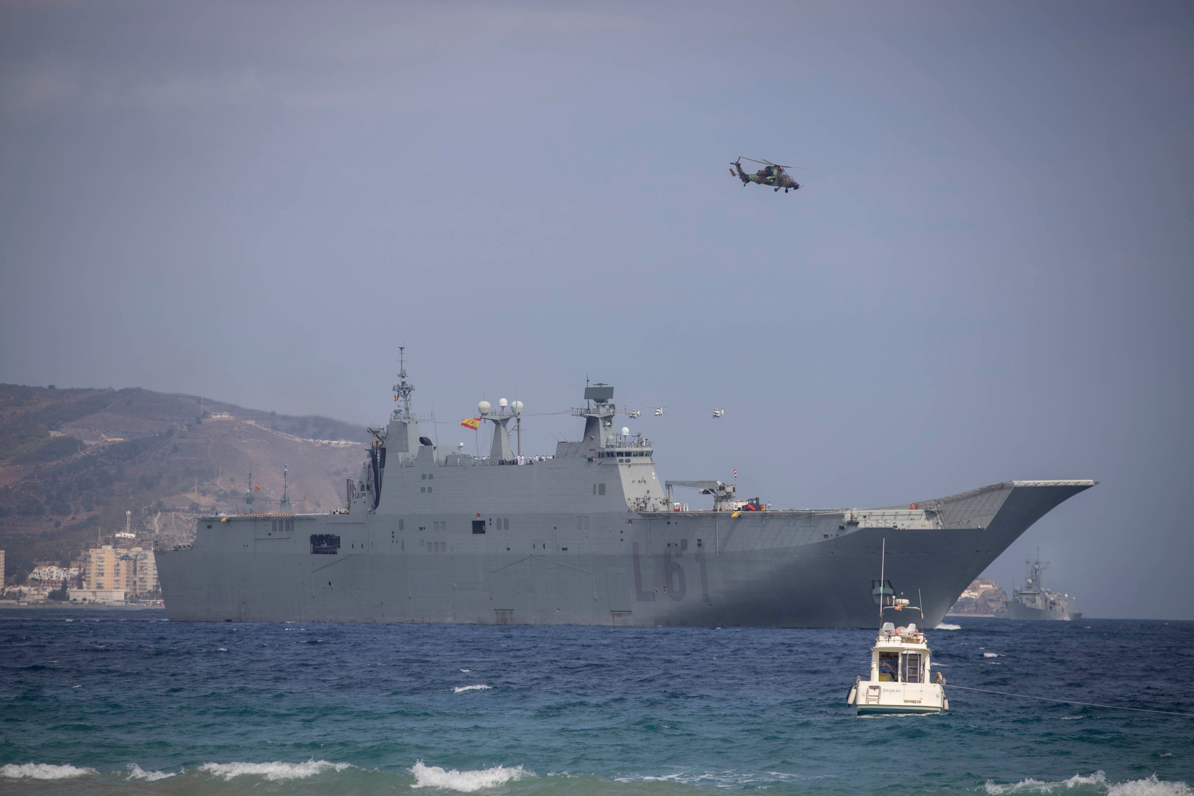 Las imágenes de la expectación en Motril por la exhibición de la Armada