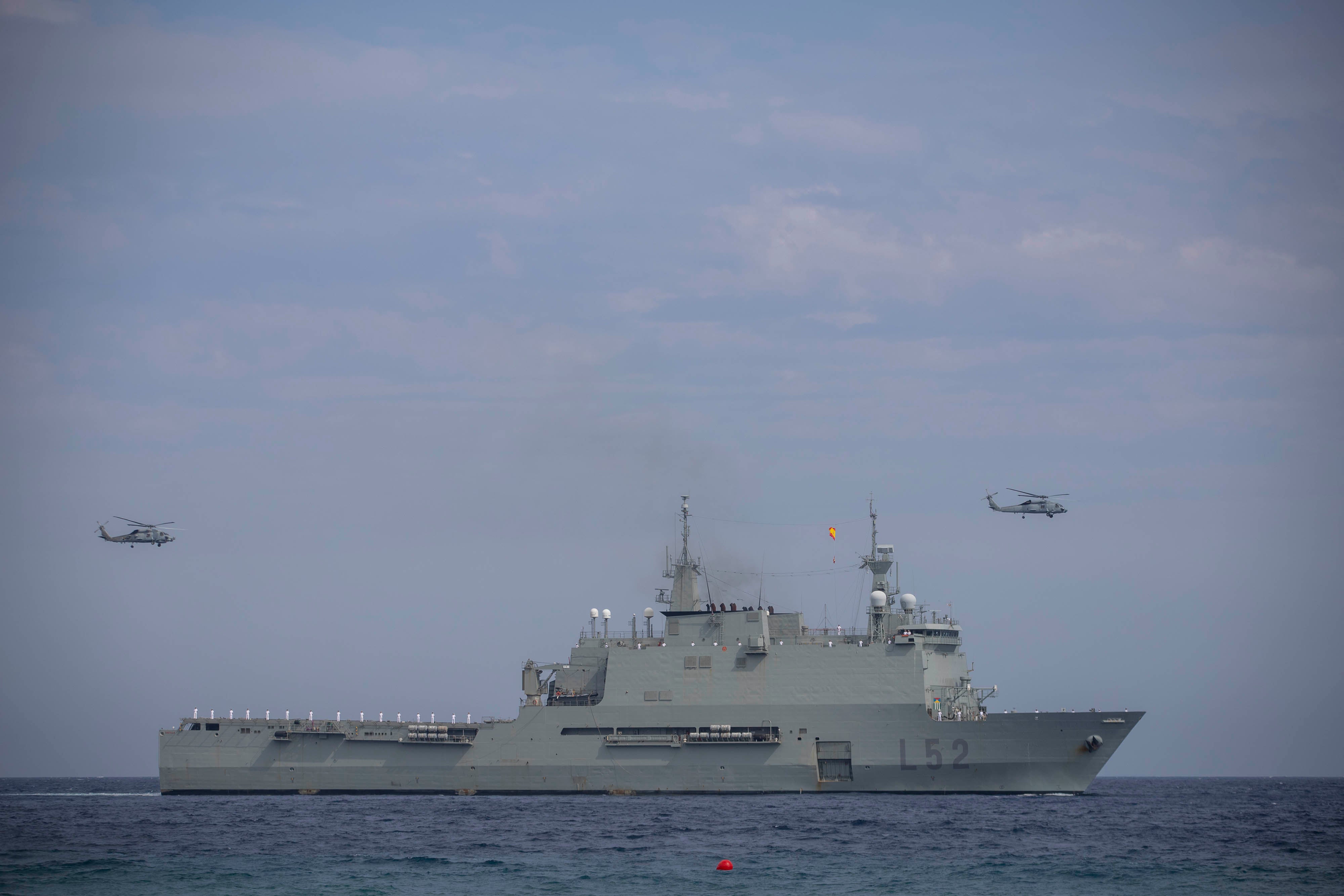 Las imágenes de la expectación en Motril por la exhibición de la Armada