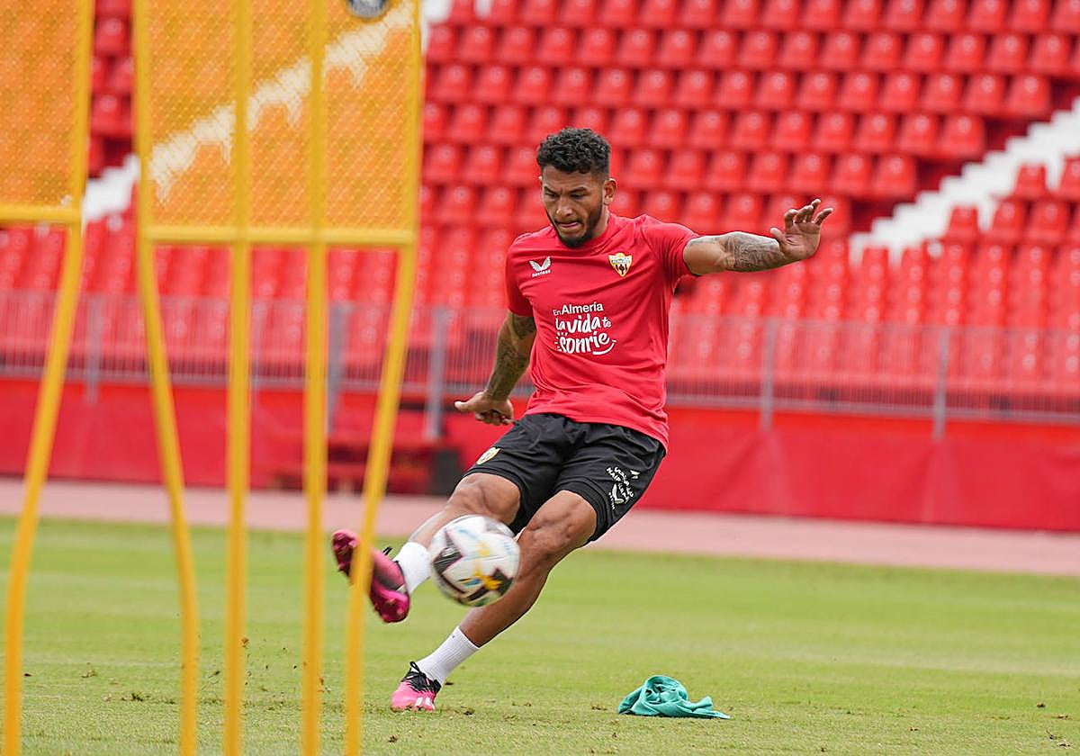 Luis Suárez intenta el remate de falta directa en el entrenamiento de este viernes.